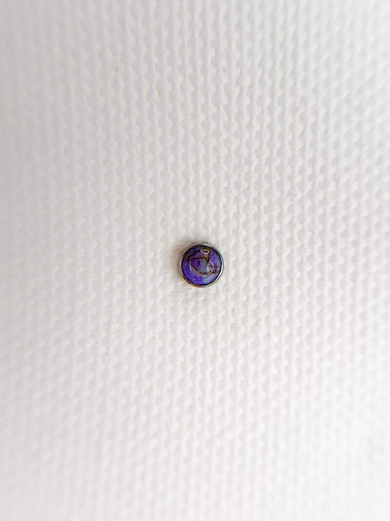 Labret z nakrętką z fioletowym turkusem 1.2mm
