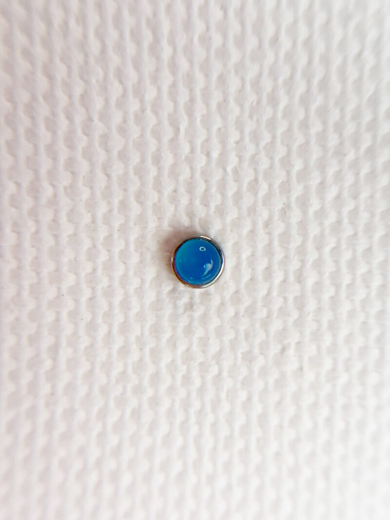 Labret z nakrętką z niebieskim agatem 1.2mm