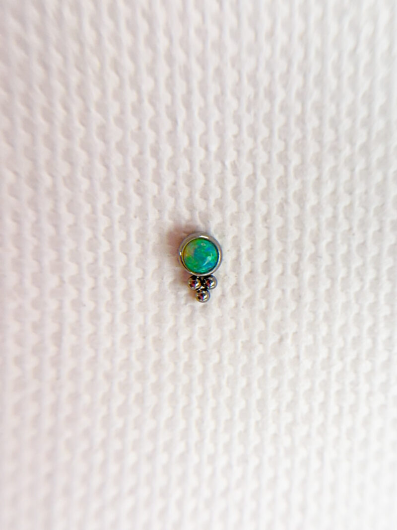 Labret z nakrętką z opalem Ada 1.2 - obrazek 2