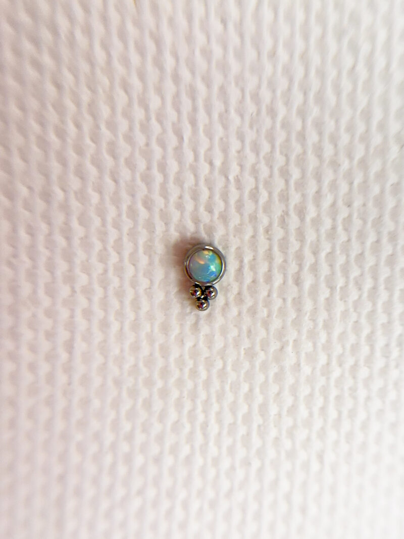 Labret z nakrętką z opalem Ada 1.2