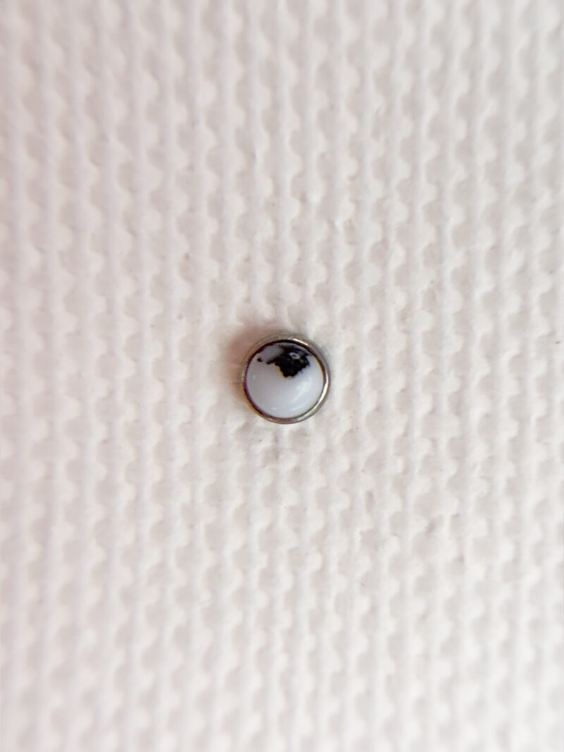 Labret z nakrętką z howlitem 1.2mm