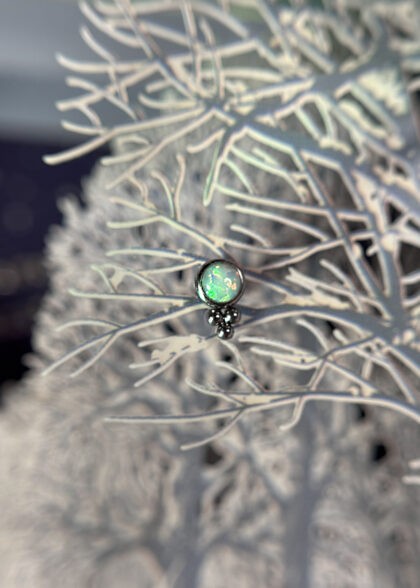 tytanowy kolczyk z jasnym opalem