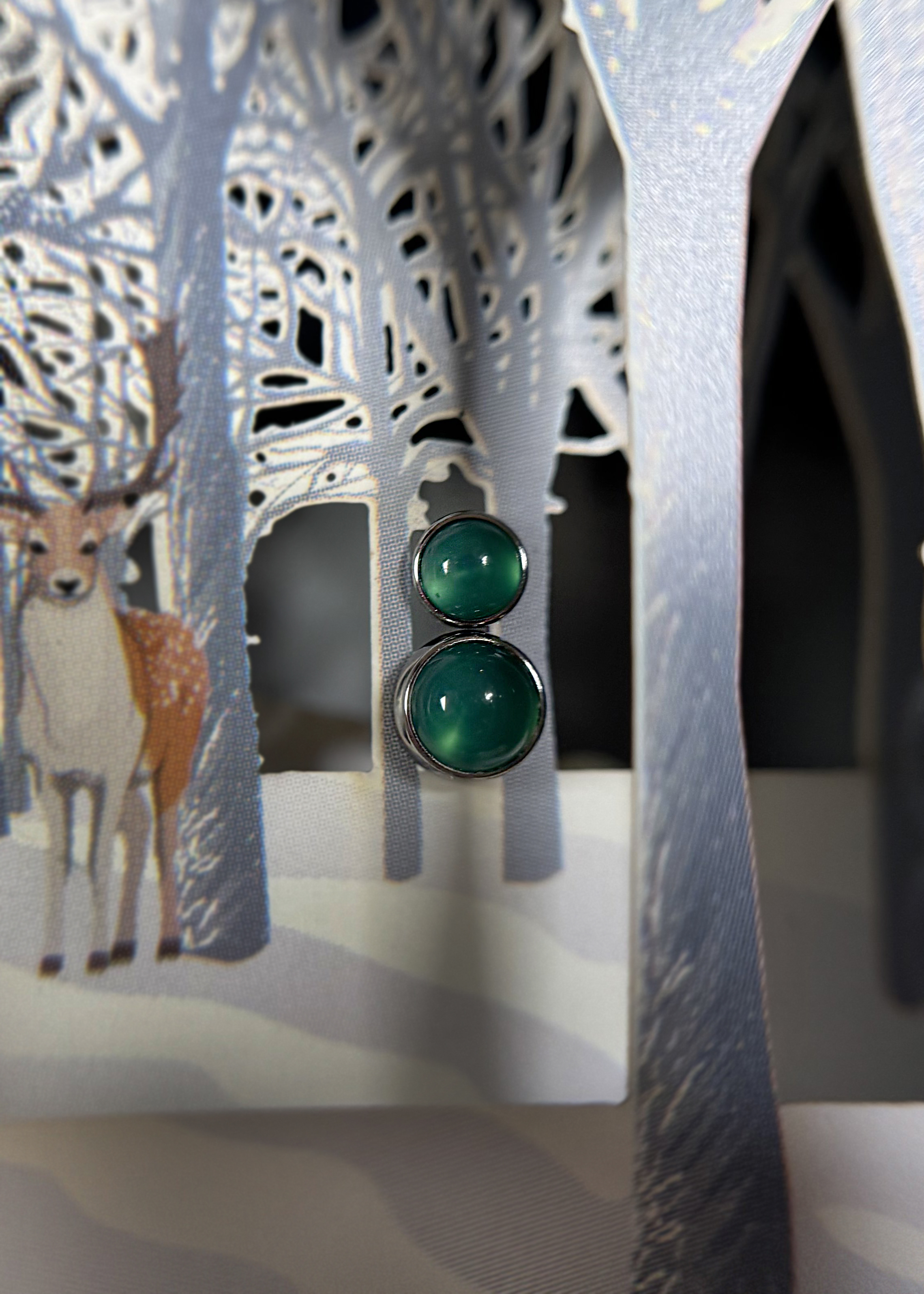 tytanowy kolczyk z zielonym agatem