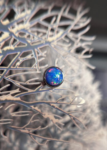 tytanowy labret do piercingu z niebieskim opalem, kolczyk